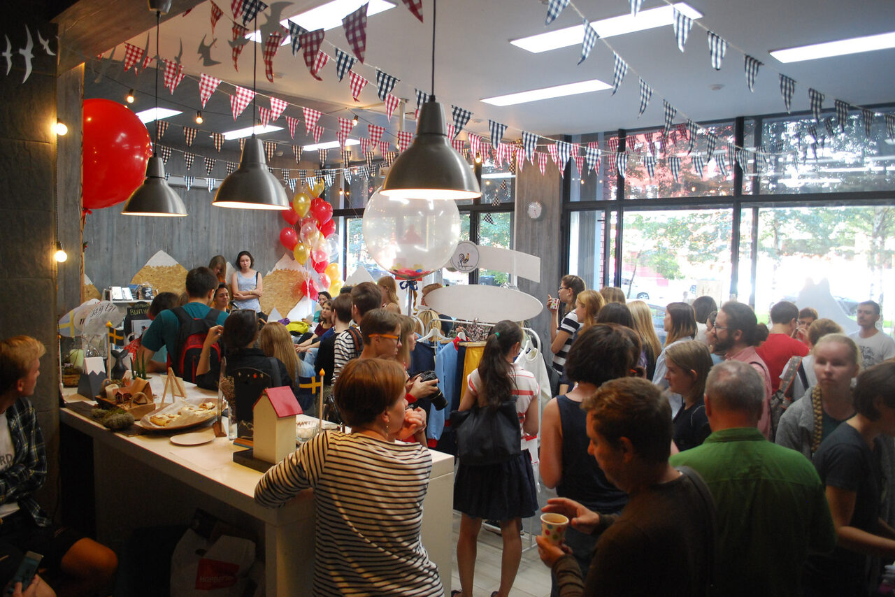 Арендовать Стильный лофт в скандинавском стиле. Вход с улицы. Толпа народу на вечеринке в лофте днем.