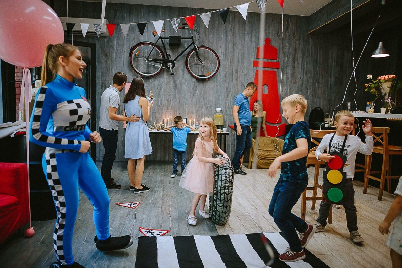 Арендовать Стильный лофт в скандинавском стиле. Вход с улицы. Детский праздник в аниматором "дорожный инспектор"