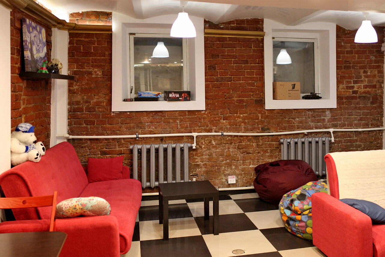 Арендовать Зал с кино и играми