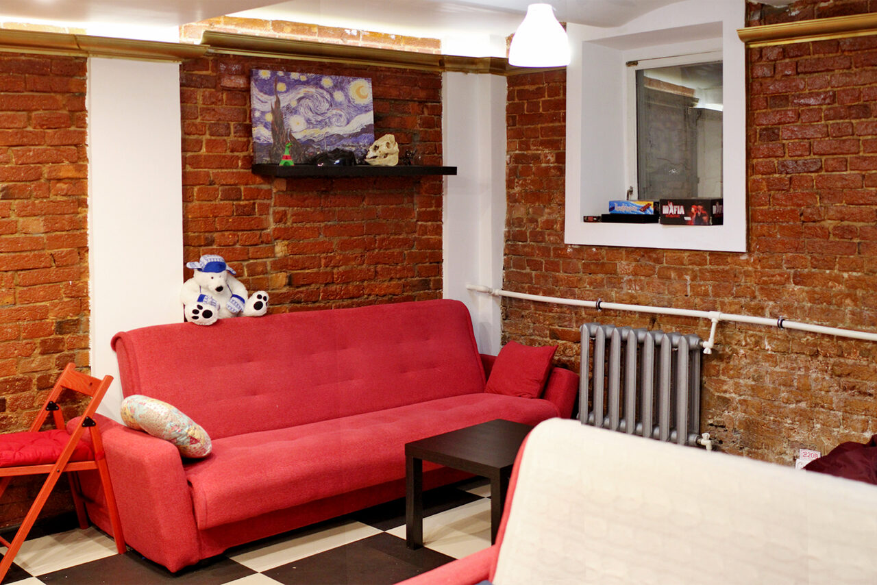 Арендовать Зал с кино и играми