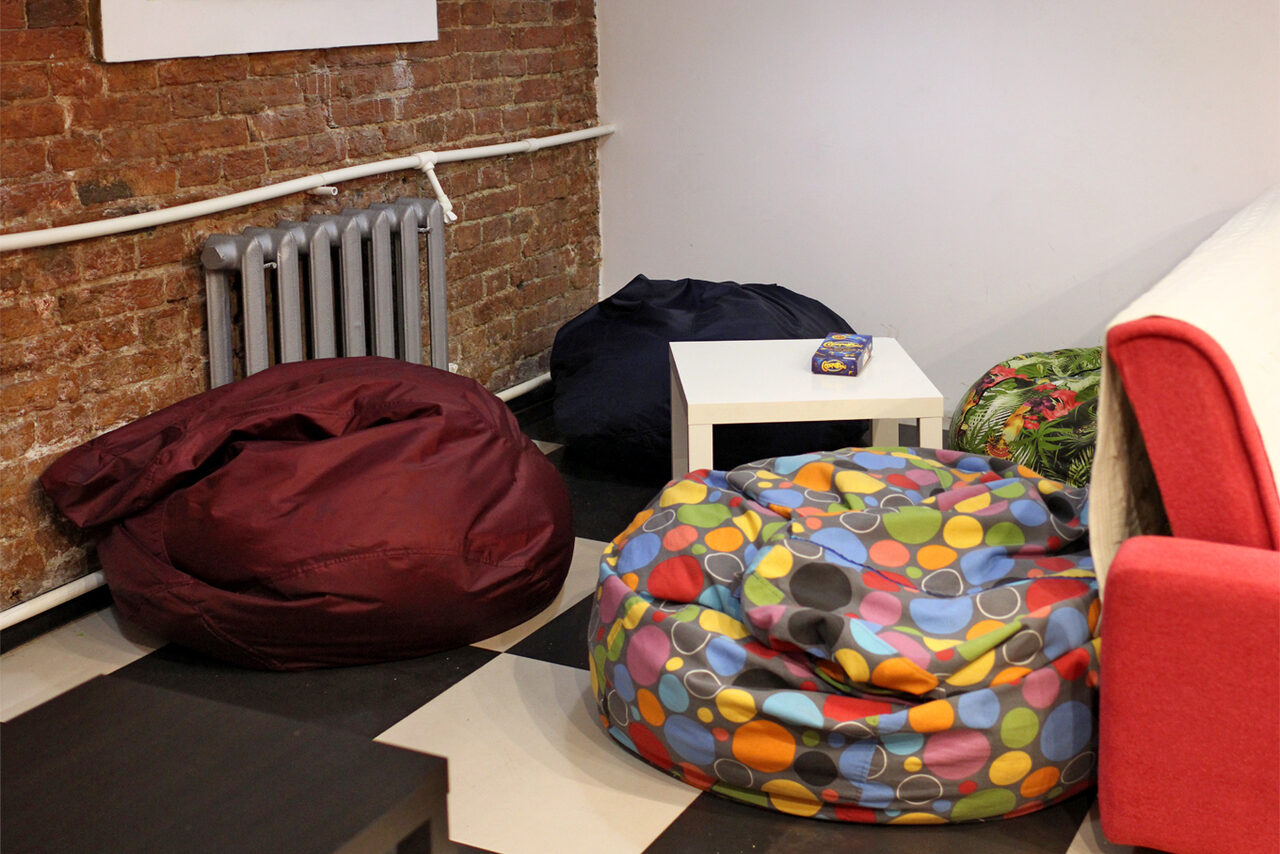 Арендовать Зал с кино и играми