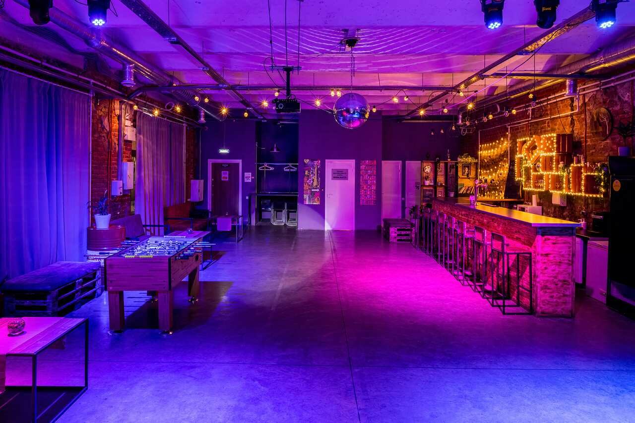 Арендовать  Loft Com.nata Просторный лофт с двориком 