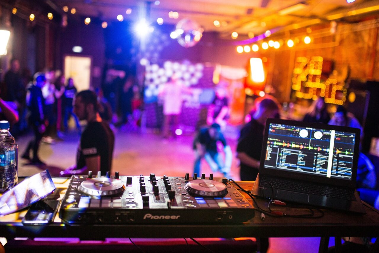 Арендовать  Loft Com.nata Просторный лофт с двориком 