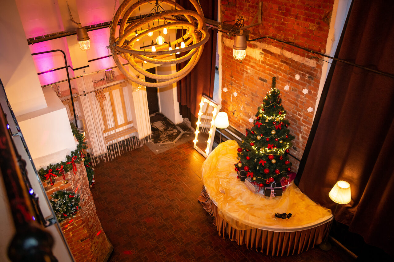 Арендовать Лофт Аил Трёхуровневый кирпичный лофт