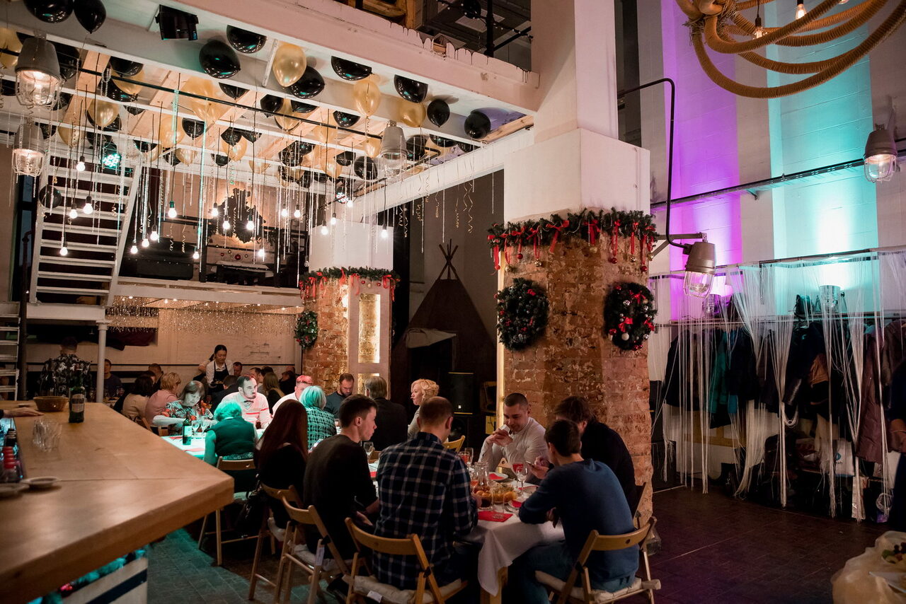 Арендовать Лофт Аил Трёхуровневый кирпичный лофт