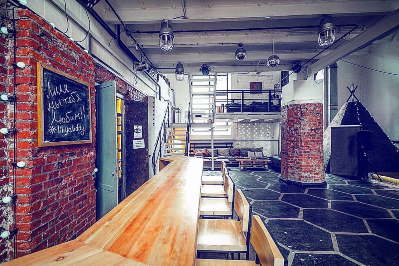 Арендовать Лофт Аил Трёхуровневый кирпичный лофт