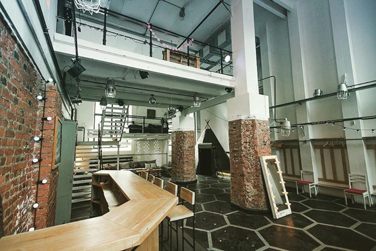 Арендовать Лофт Аил Трёхуровневый кирпичный лофт