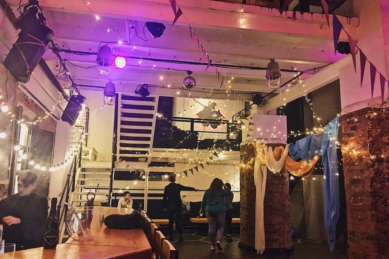 Арендовать Лофт Аил Трёхуровневый кирпичный лофт