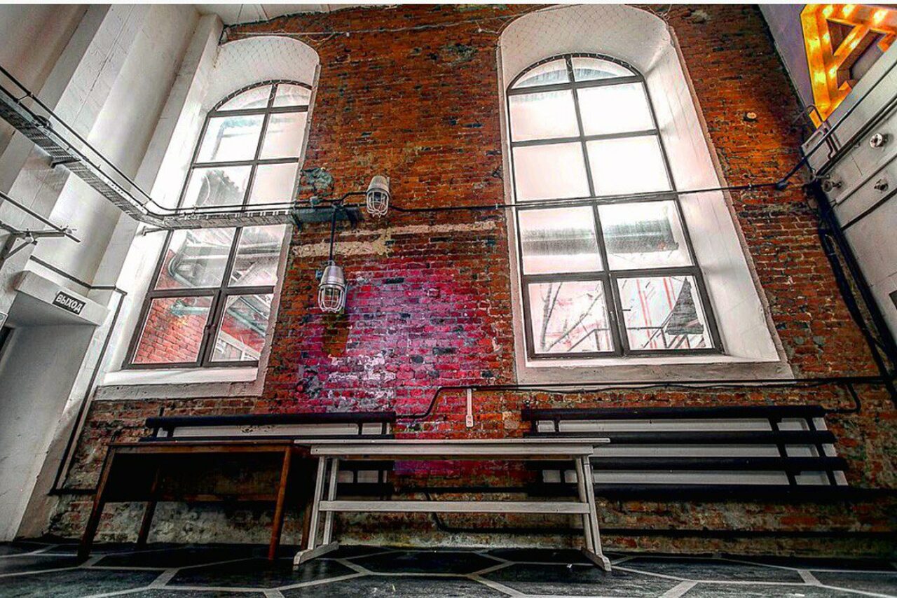 Арендовать Лофт Аил Трёхуровневый кирпичный лофт