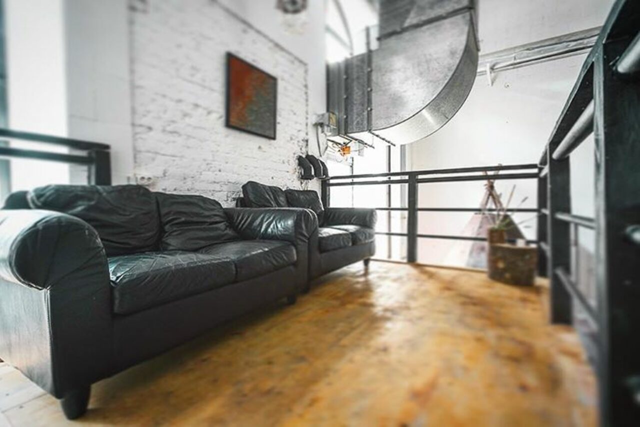 Арендовать Лофт Аил Трёхуровневый кирпичный лофт