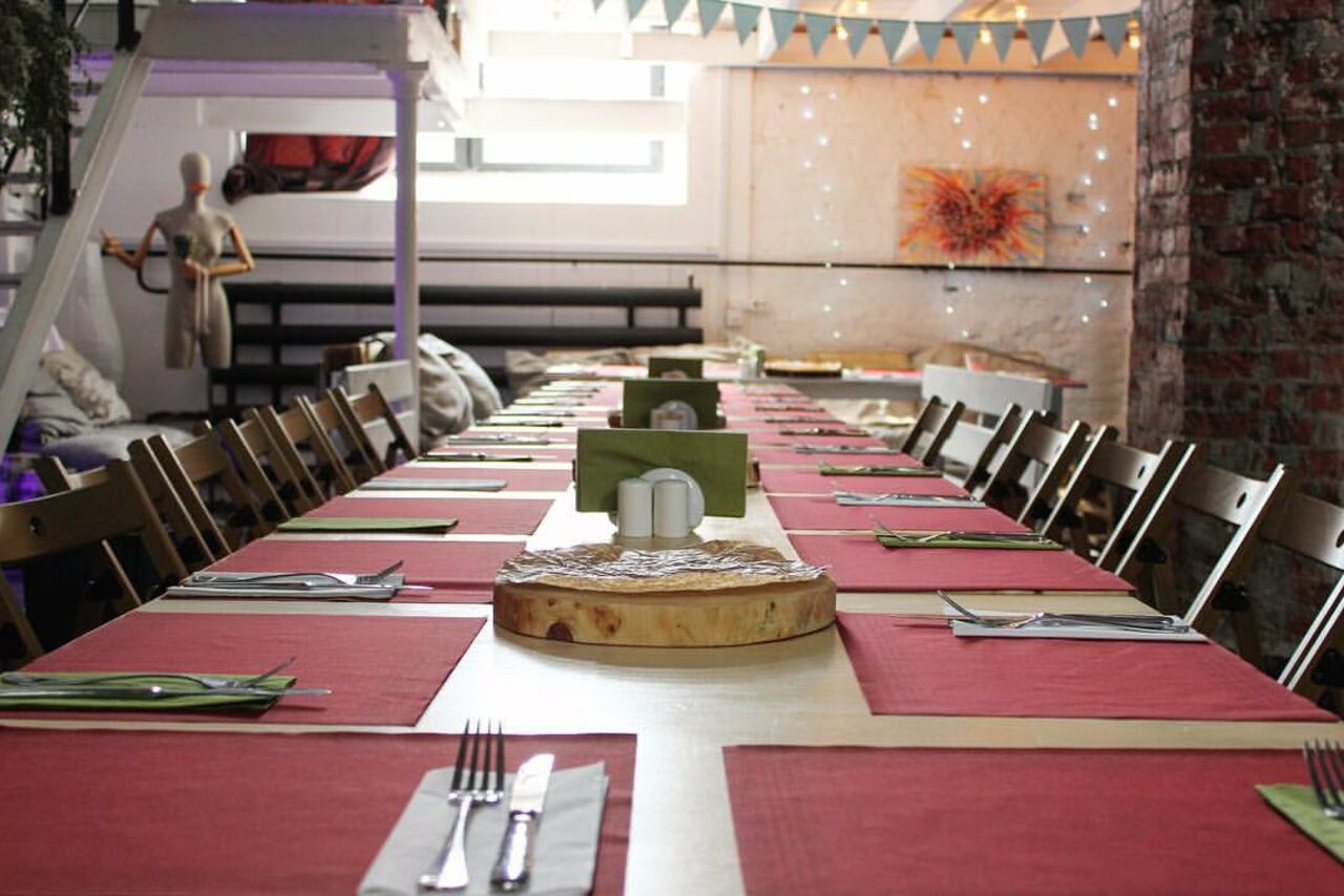 Арендовать Лофт Аил Трёхуровневый кирпичный лофт