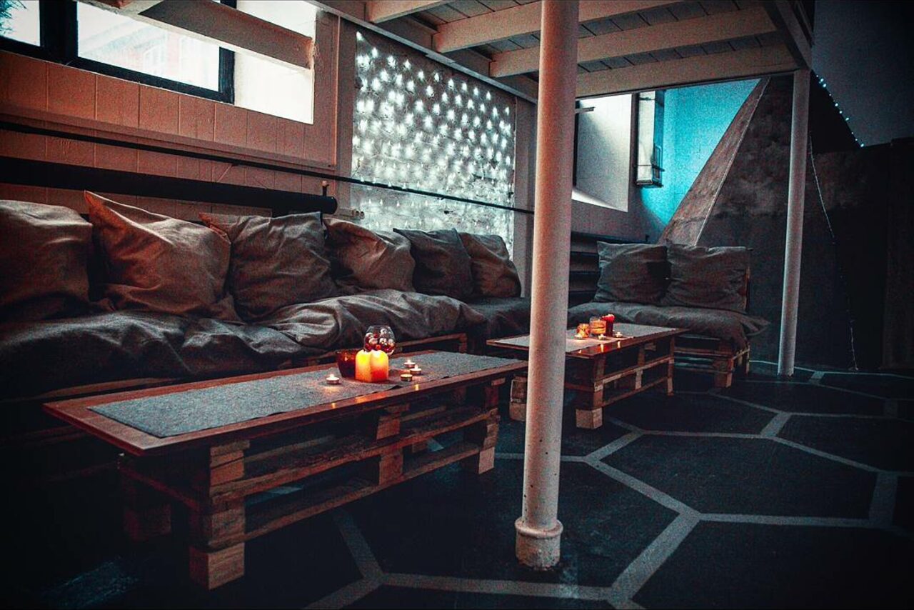 Арендовать Лофт Аил Трёхуровневый кирпичный лофт