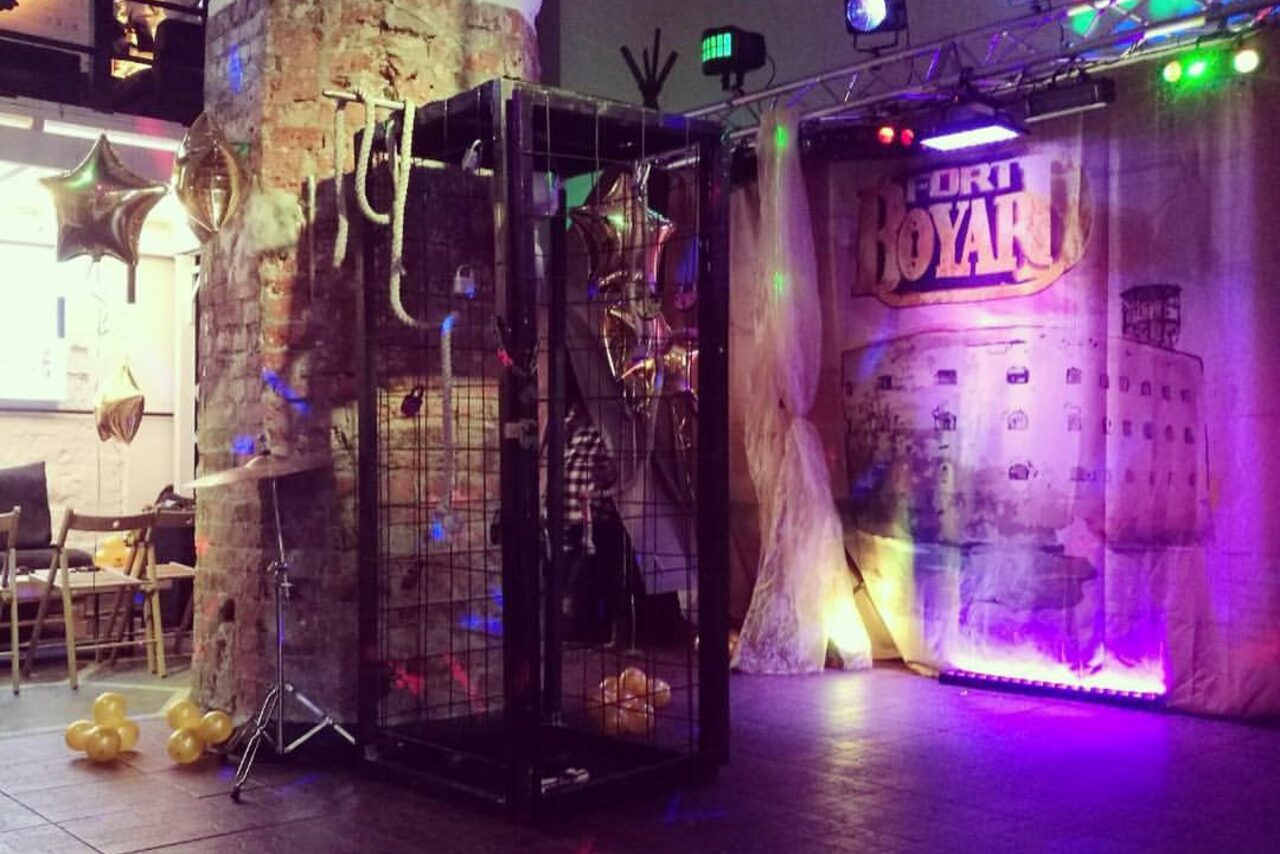 Арендовать Лофт Аил Трёхуровневый кирпичный лофт