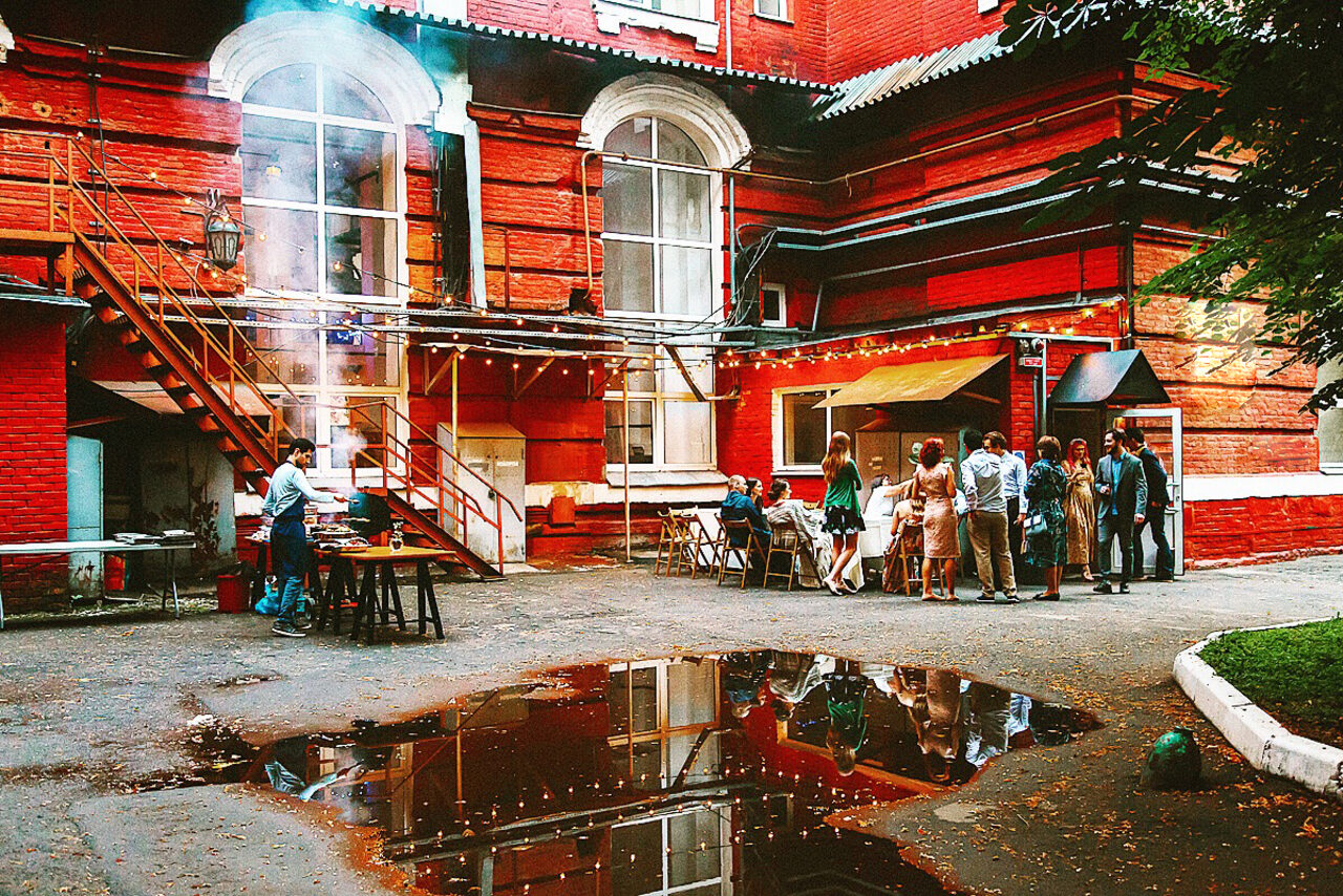 Арендовать Лофт Аил Трёхуровневый кирпичный лофт