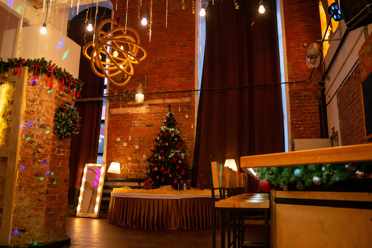 Арендовать Лофт Аил Трёхуровневый кирпичный лофт