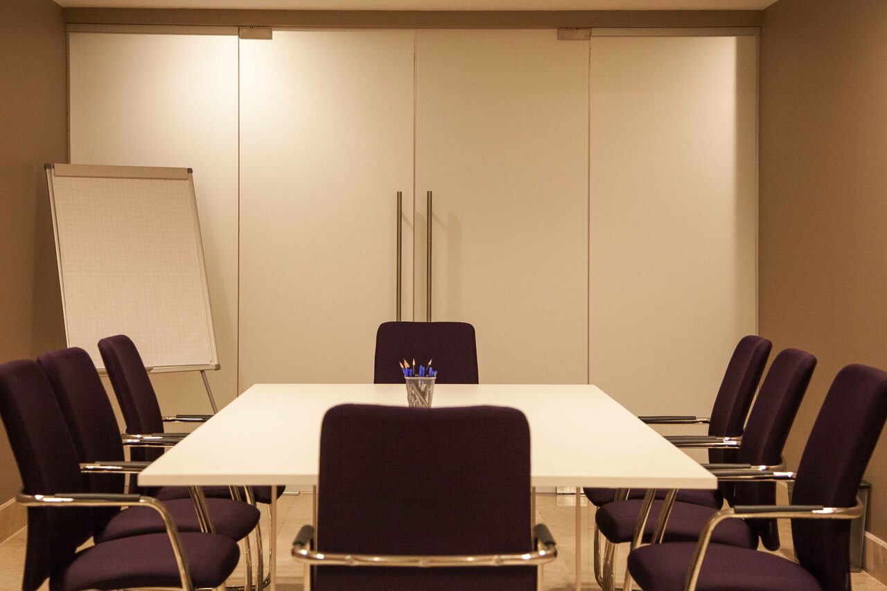Арендовать Переговорная комната на 8 человек