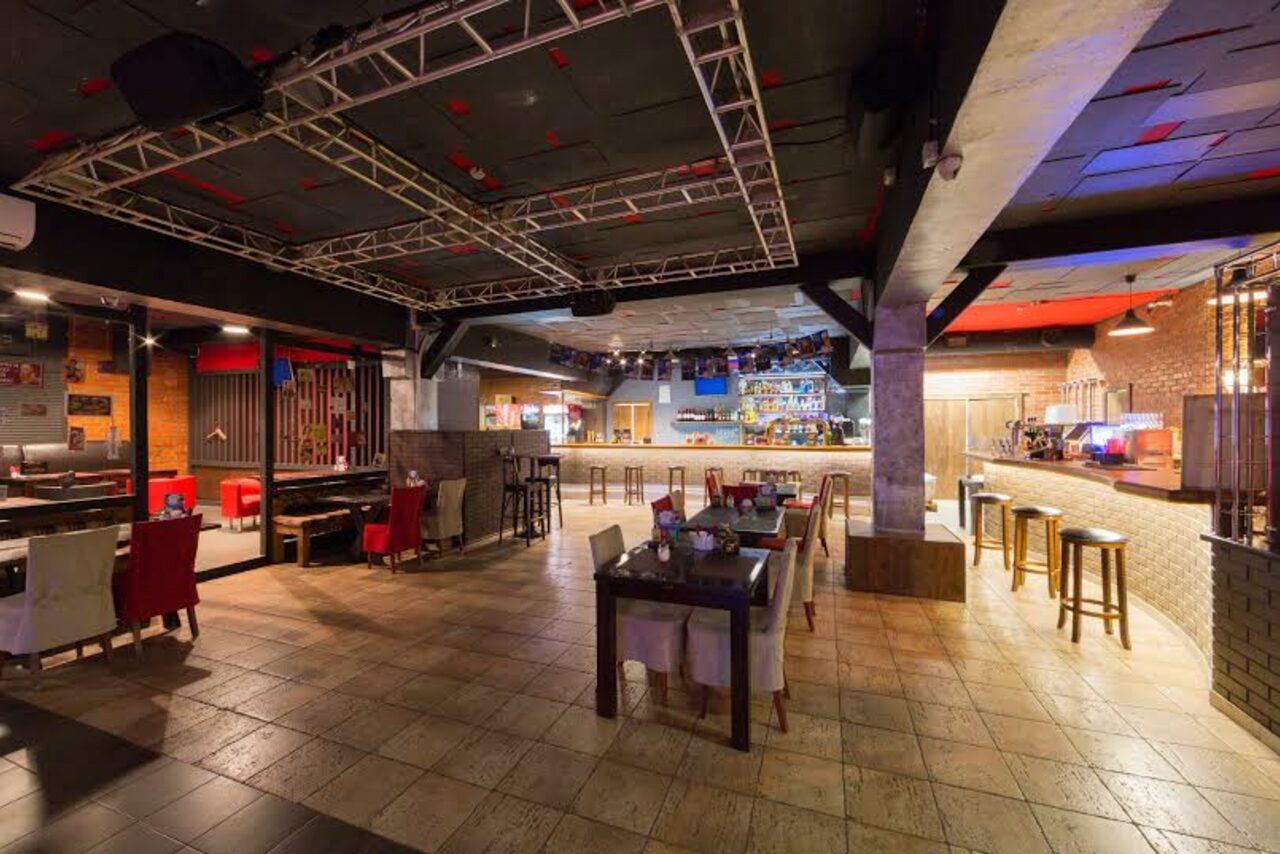 Арендовать Большой лофт с барными стойками