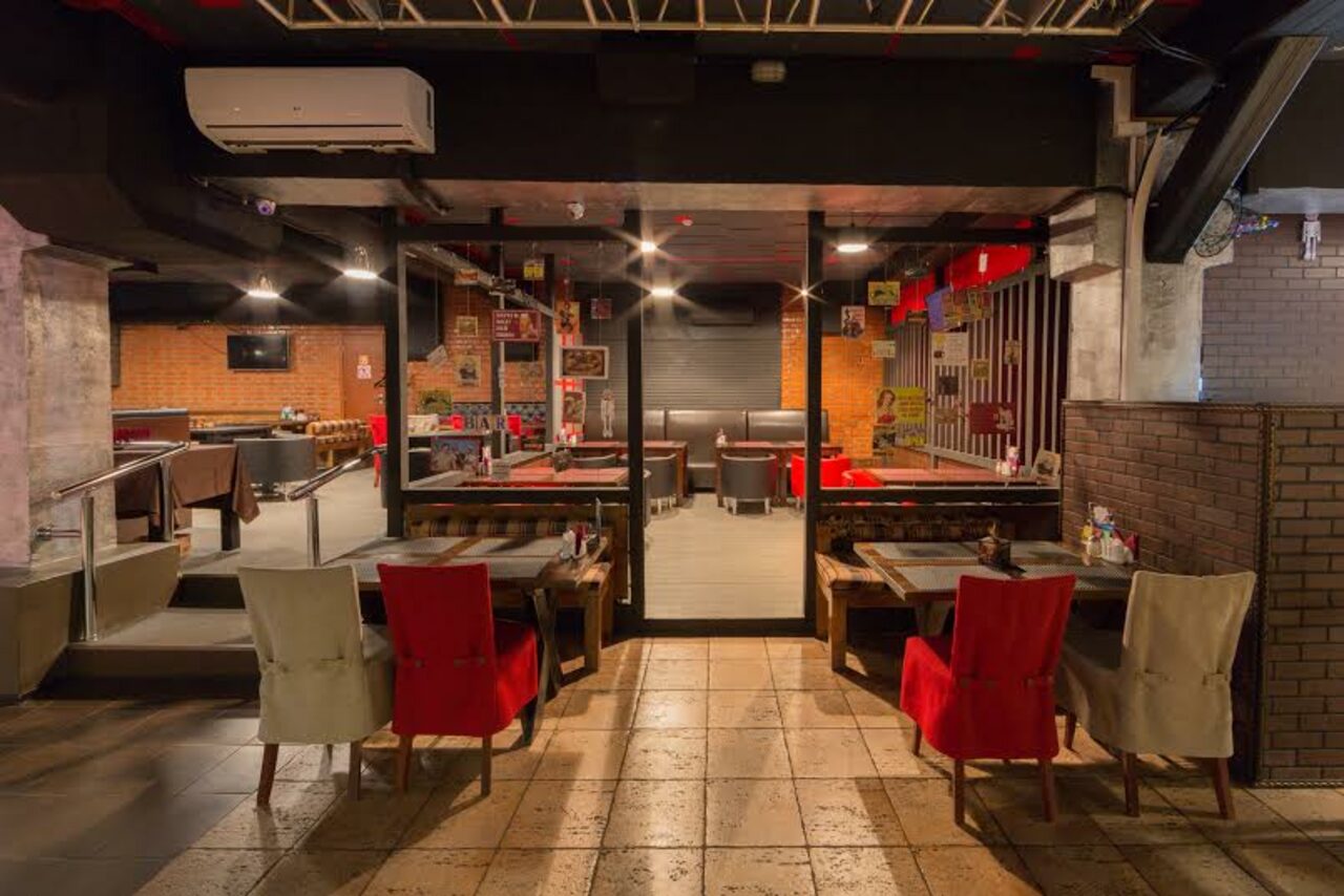 Арендовать Большой лофт с барными стойками