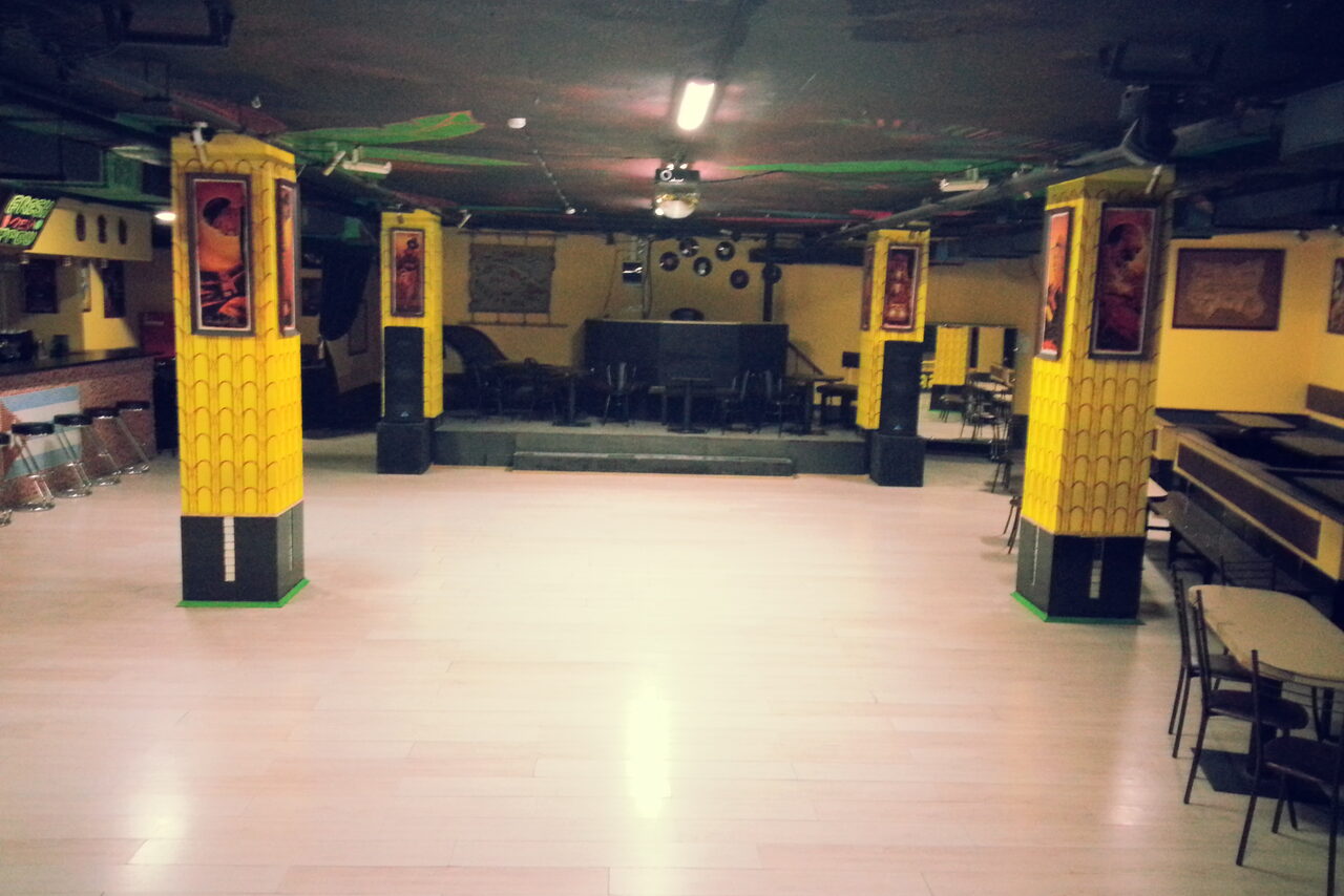 Арендовать Клубное пространство со сценой