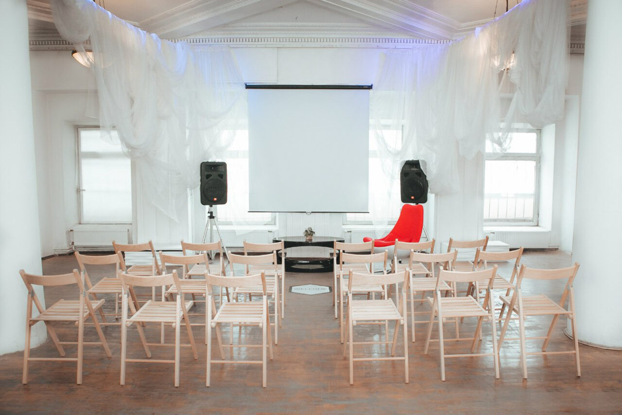 Арендовать FREEDOM TEAM. Зал с колоннами в центре