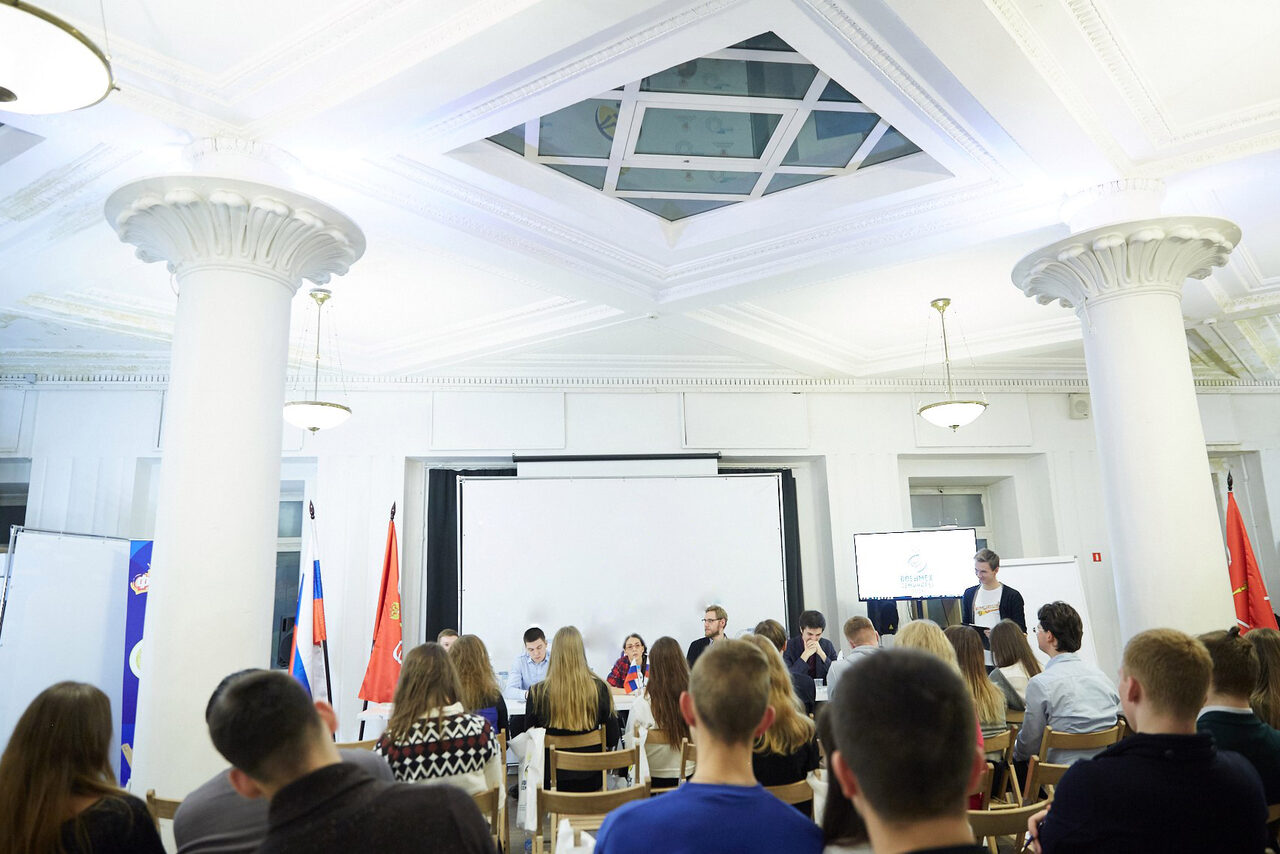 Арендовать FREEDOM TEAM. Зал с колоннами в центре