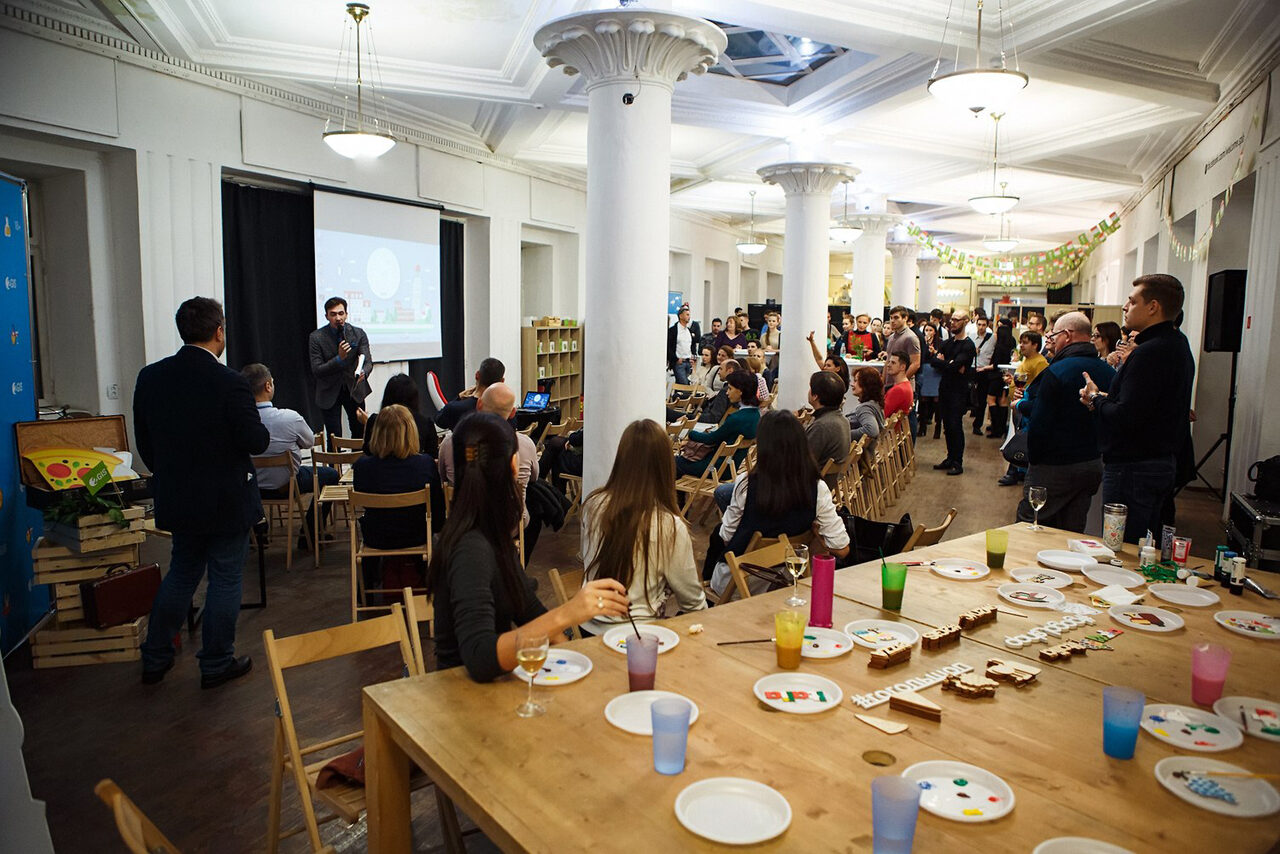 Арендовать FREEDOM TEAM. Зал с колоннами в центре
