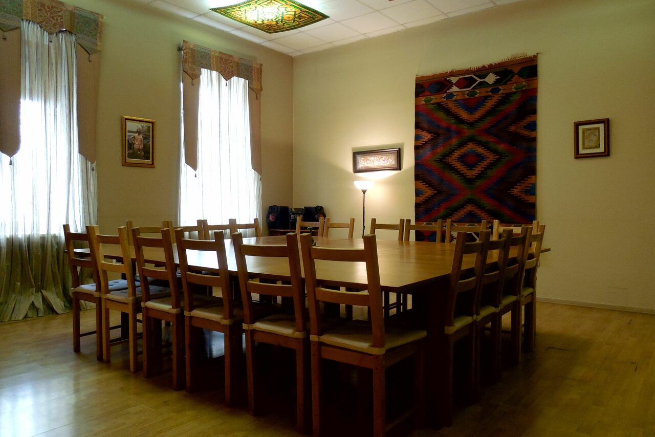 Арендовать Studio 786 Зал с большим столом и кухней