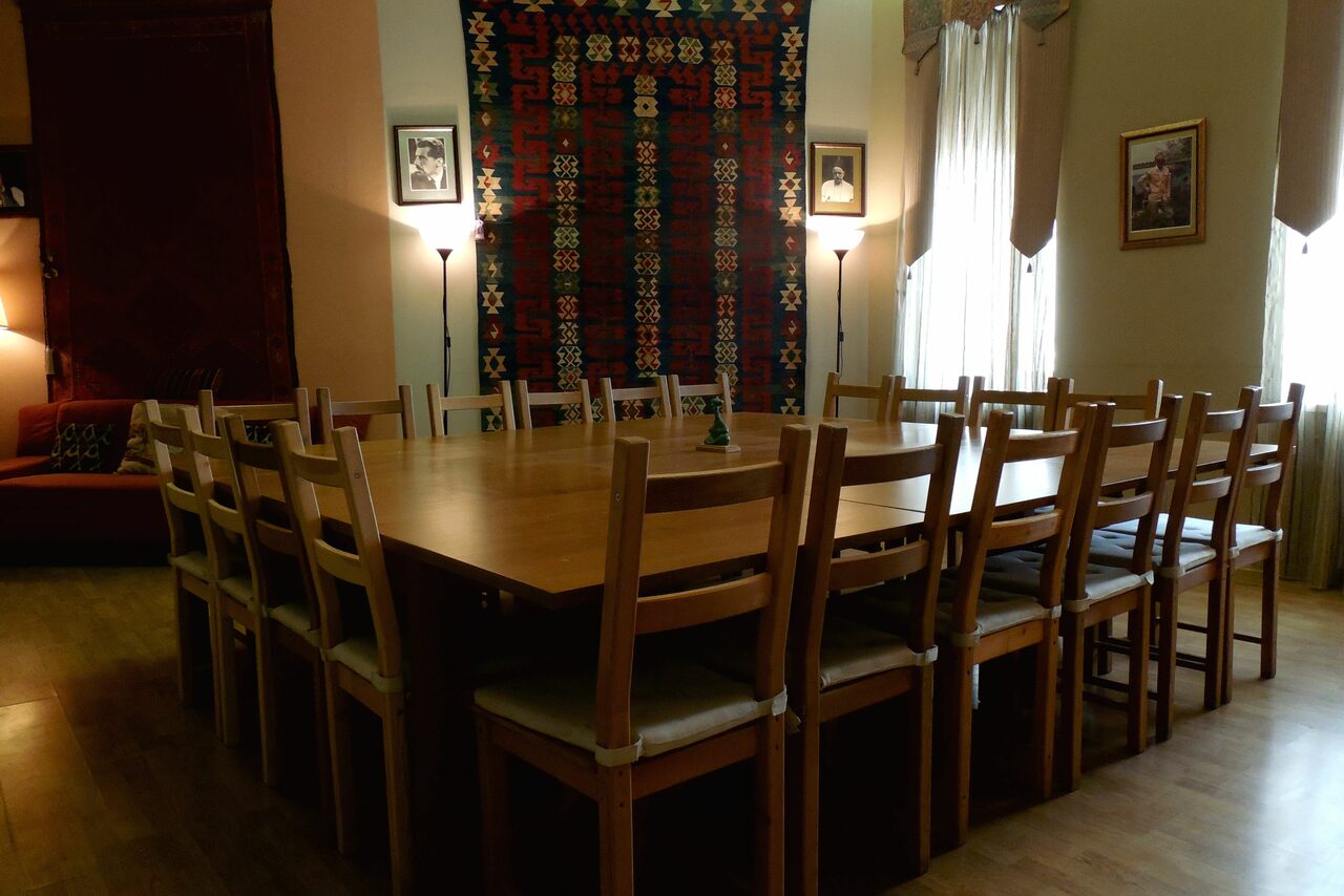 Арендовать Studio 786 Зал с большим столом и кухней