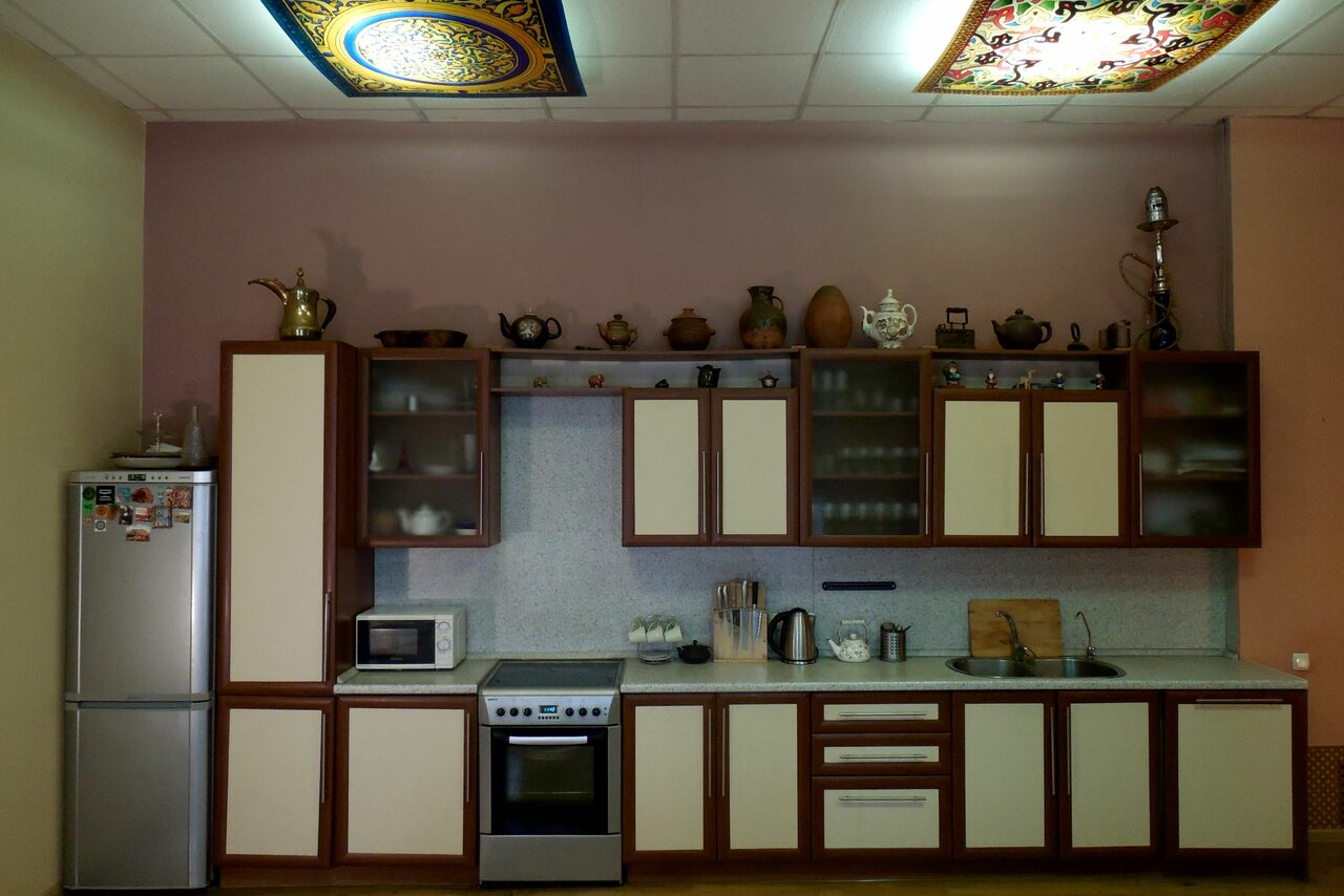 Арендовать Studio 786 Зал с большим столом и кухней