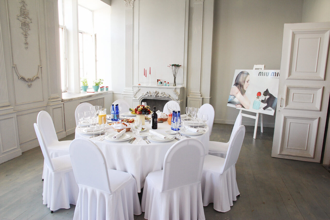 Арендовать FotoFaktura Зал с белым барокко и большими окнами