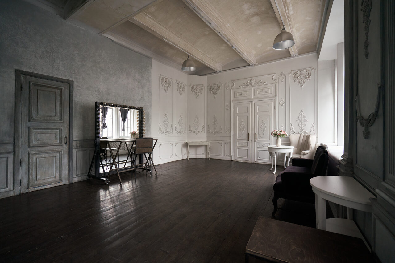 Арендовать FotoFaktura Зал с белым барокко и большими окнами