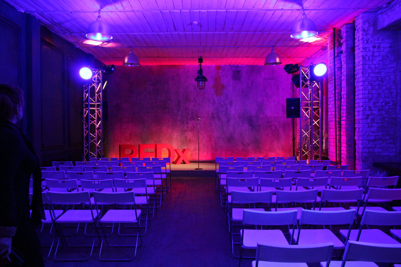 Арендовать  FotoFaktura. Зал с большими окнами 