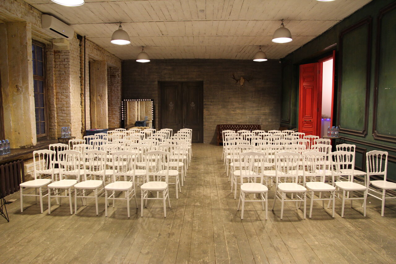 Арендовать  FotoFaktura. Зал с большими окнами 