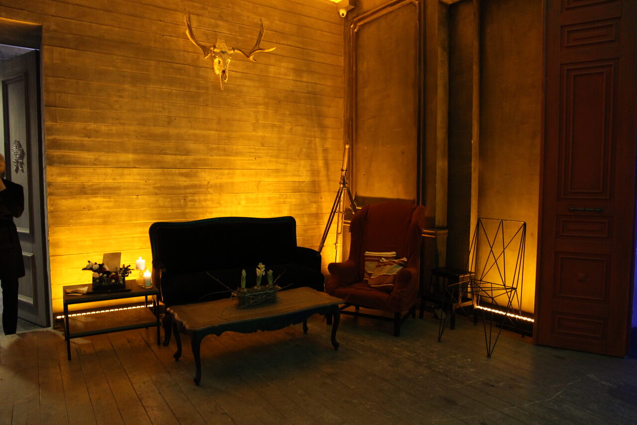 Арендовать  FotoFaktura. Зал с большими окнами 