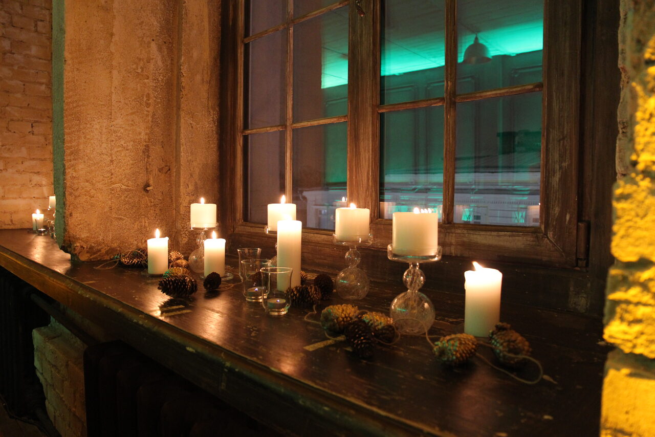 Арендовать  FotoFaktura. Зал с большими окнами 