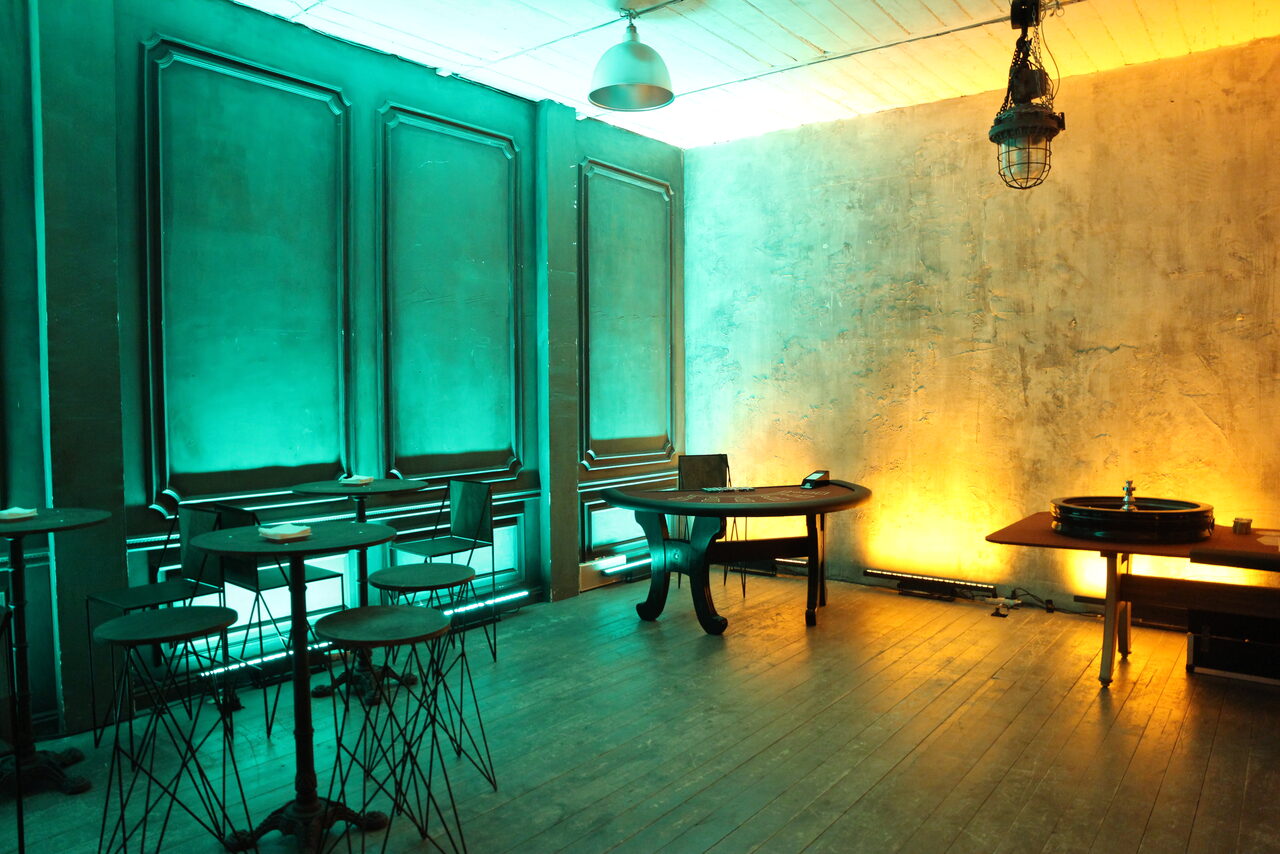 Арендовать  FotoFaktura. Зал с большими окнами 