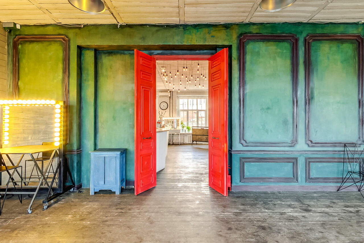 Арендовать  FotoFaktura. Зал с большими окнами 