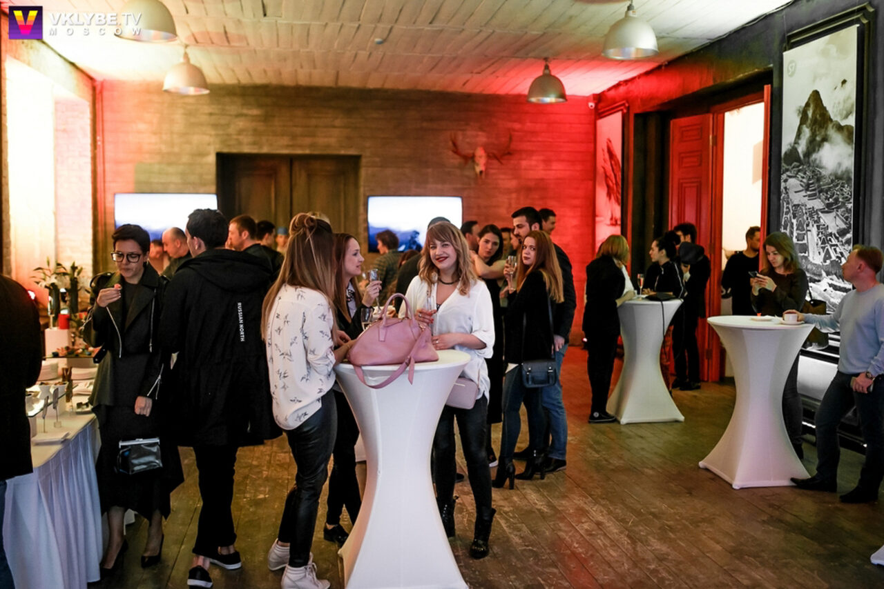 Арендовать  FotoFaktura. Зал с большими окнами 