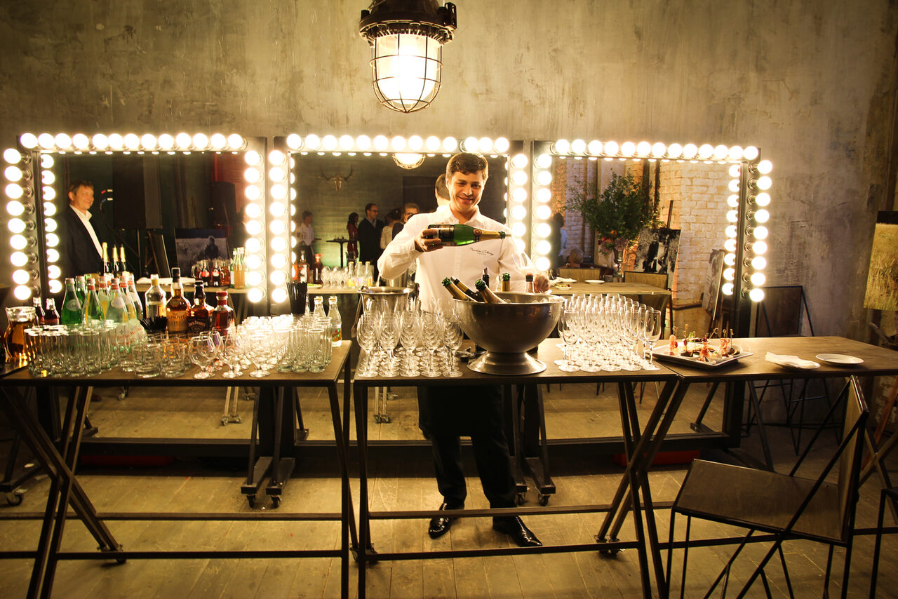 Арендовать  FotoFaktura. Зал с большими окнами 