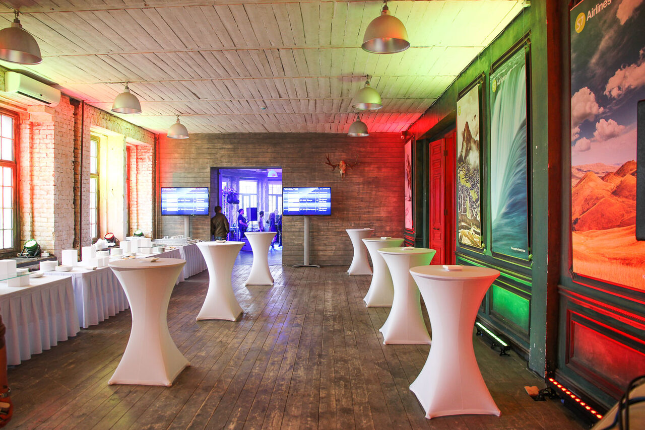 Арендовать  FotoFaktura. Зал с большими окнами 