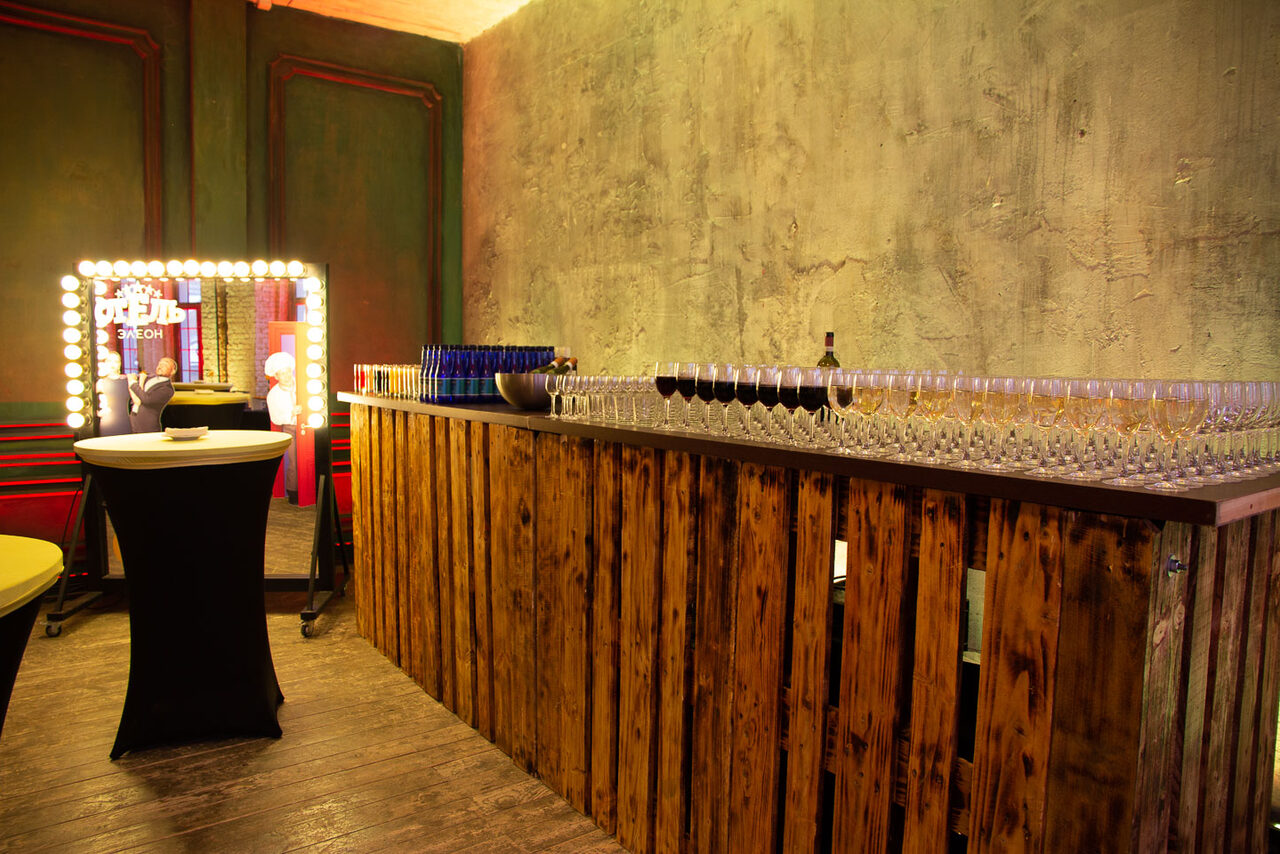 Арендовать  FotoFaktura. Зал с большими окнами 