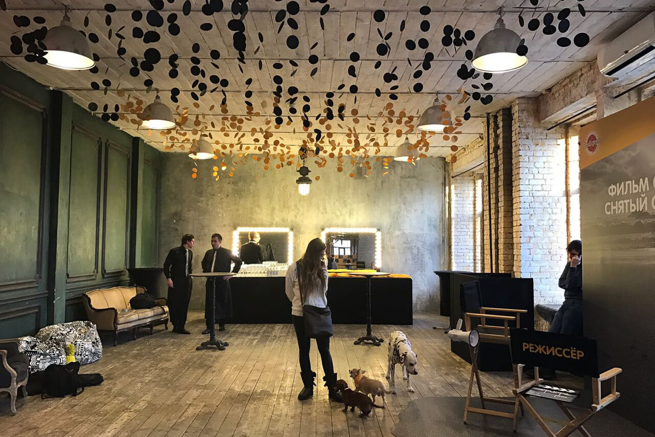 Арендовать  FotoFaktura. Зал с большими окнами 