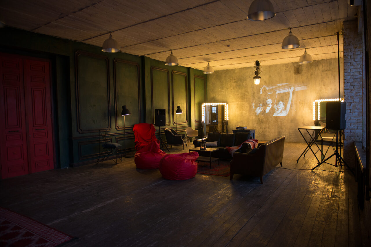 Арендовать  FotoFaktura. Зал с большими окнами 