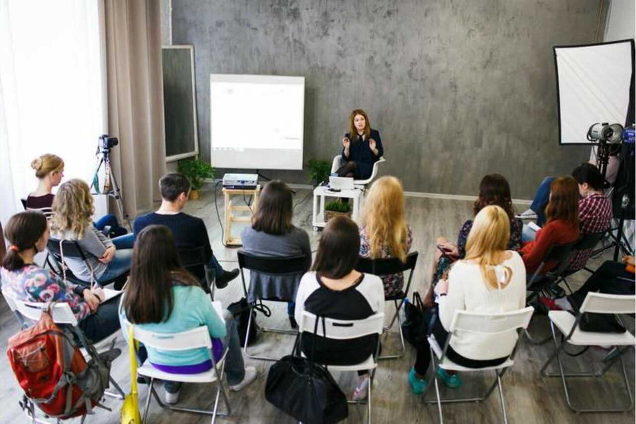 Арендовать Like Studio. Лофт с минимальным интерьером