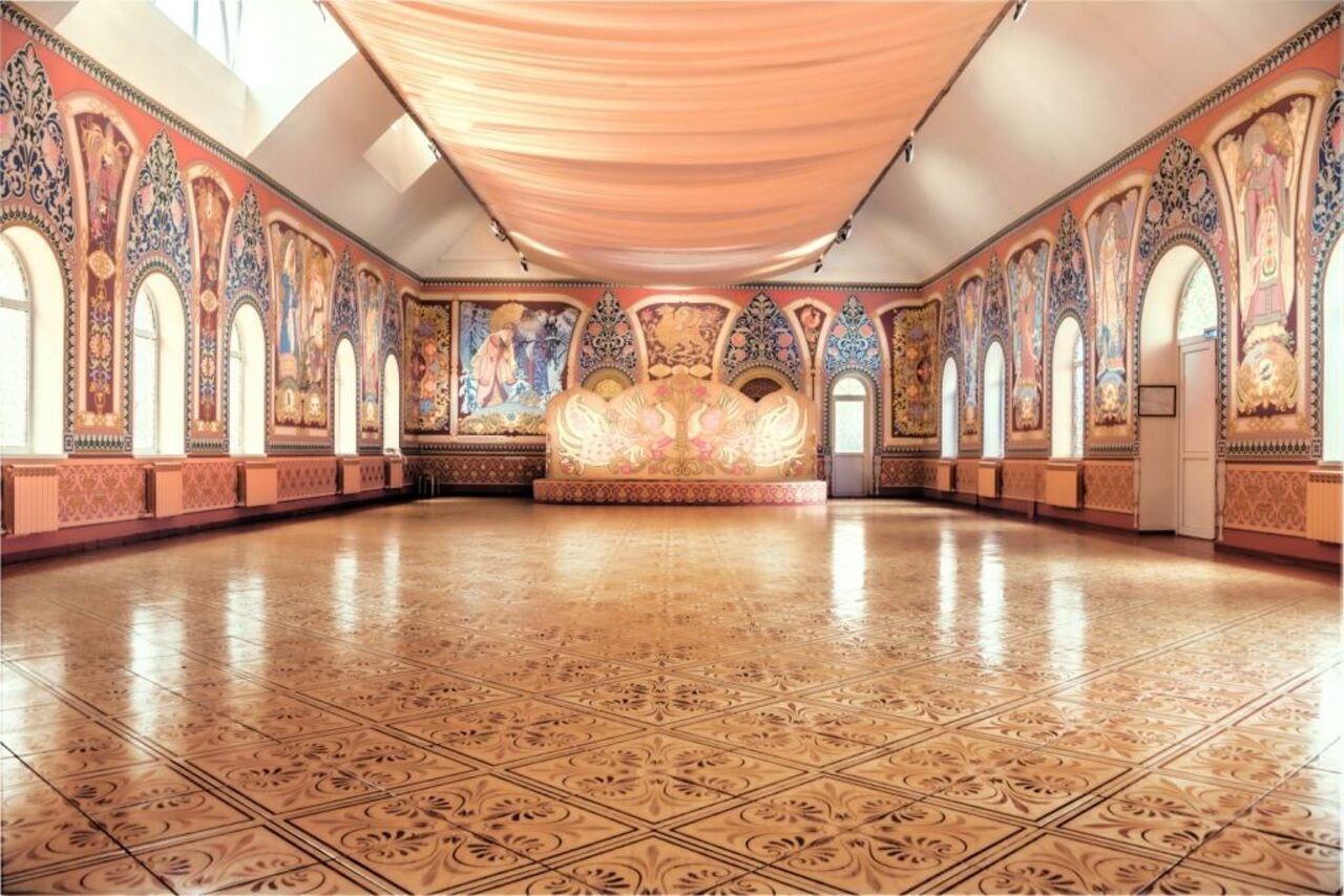 Арендовать Зал в европейском стиле с арочными окнами