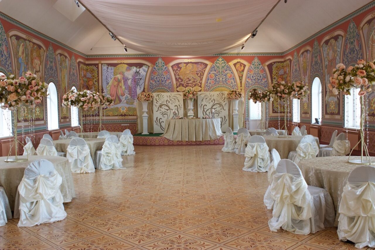 Арендовать Зал в европейском стиле с арочными окнами