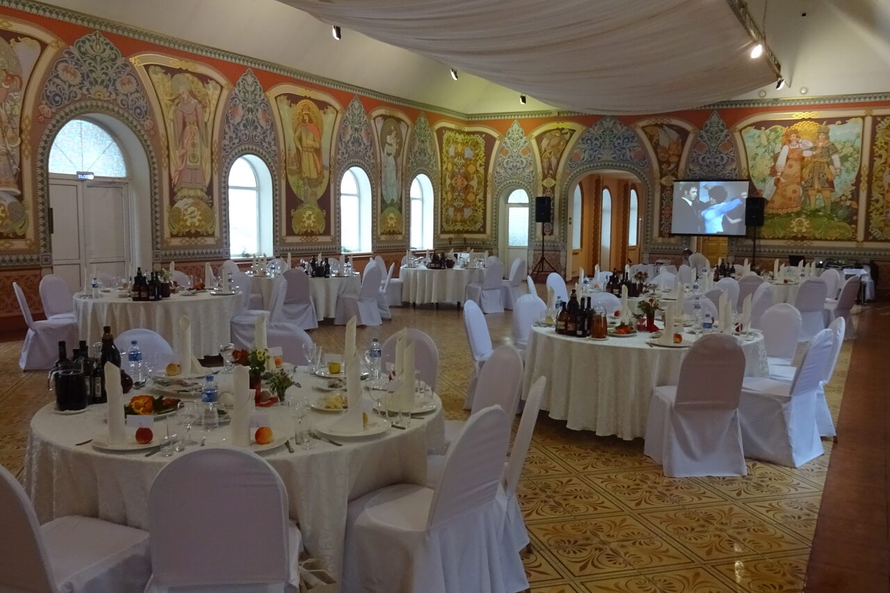 Арендовать Зал в европейском стиле с арочными окнами