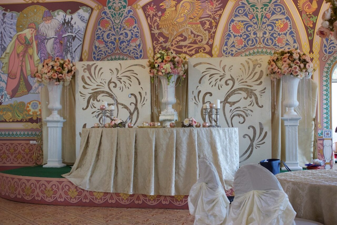 Арендовать Зал в европейском стиле с арочными окнами