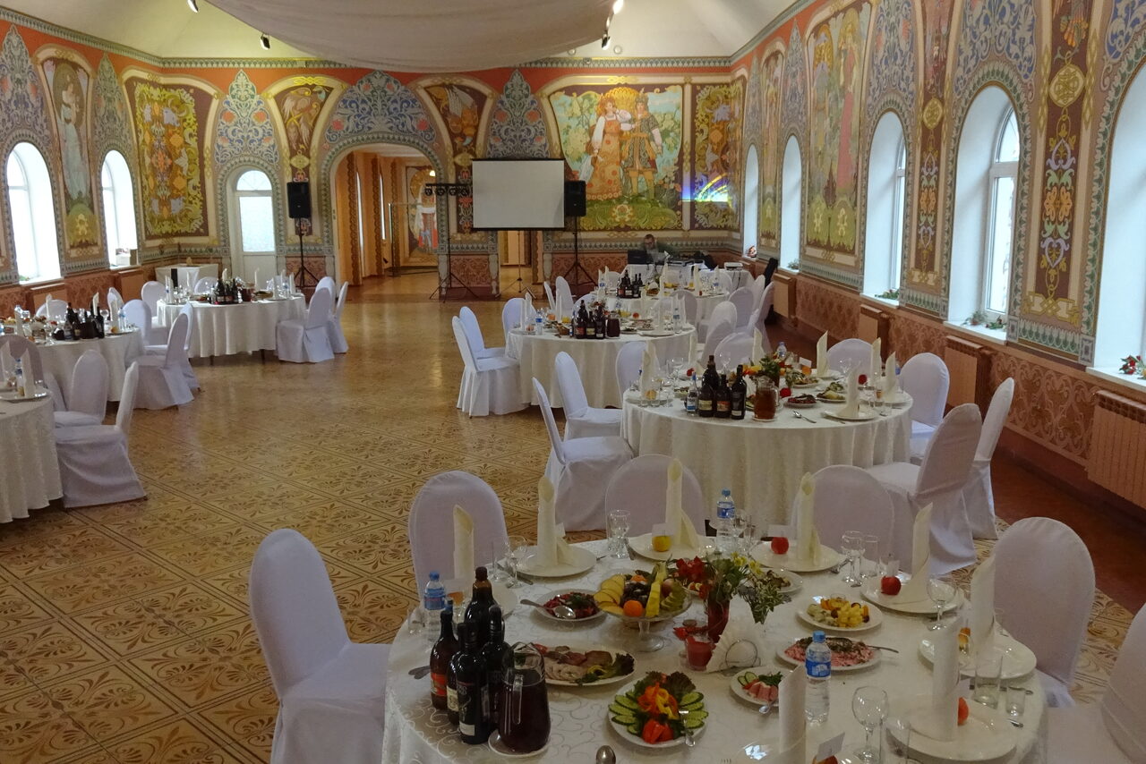 Арендовать Зал в европейском стиле с арочными окнами