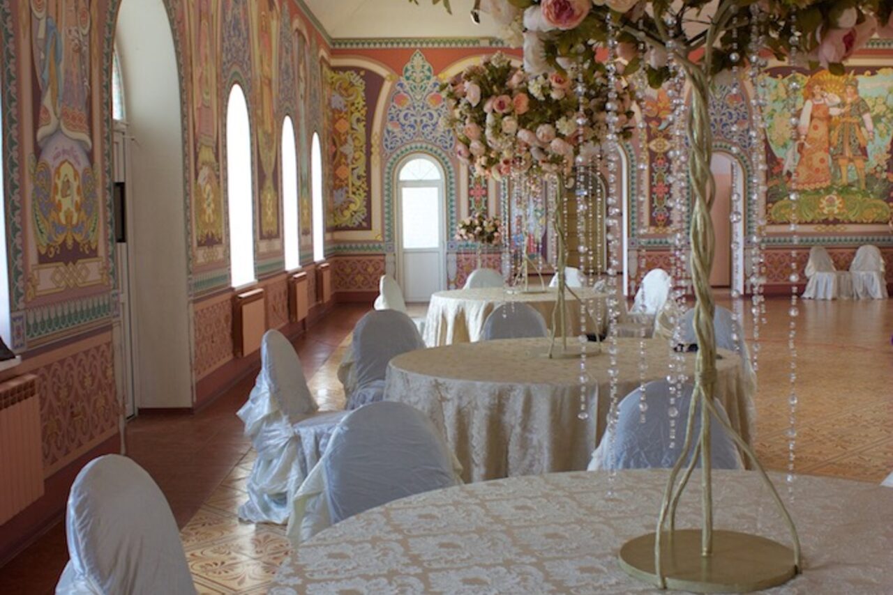 Арендовать Зал в европейском стиле с арочными окнами